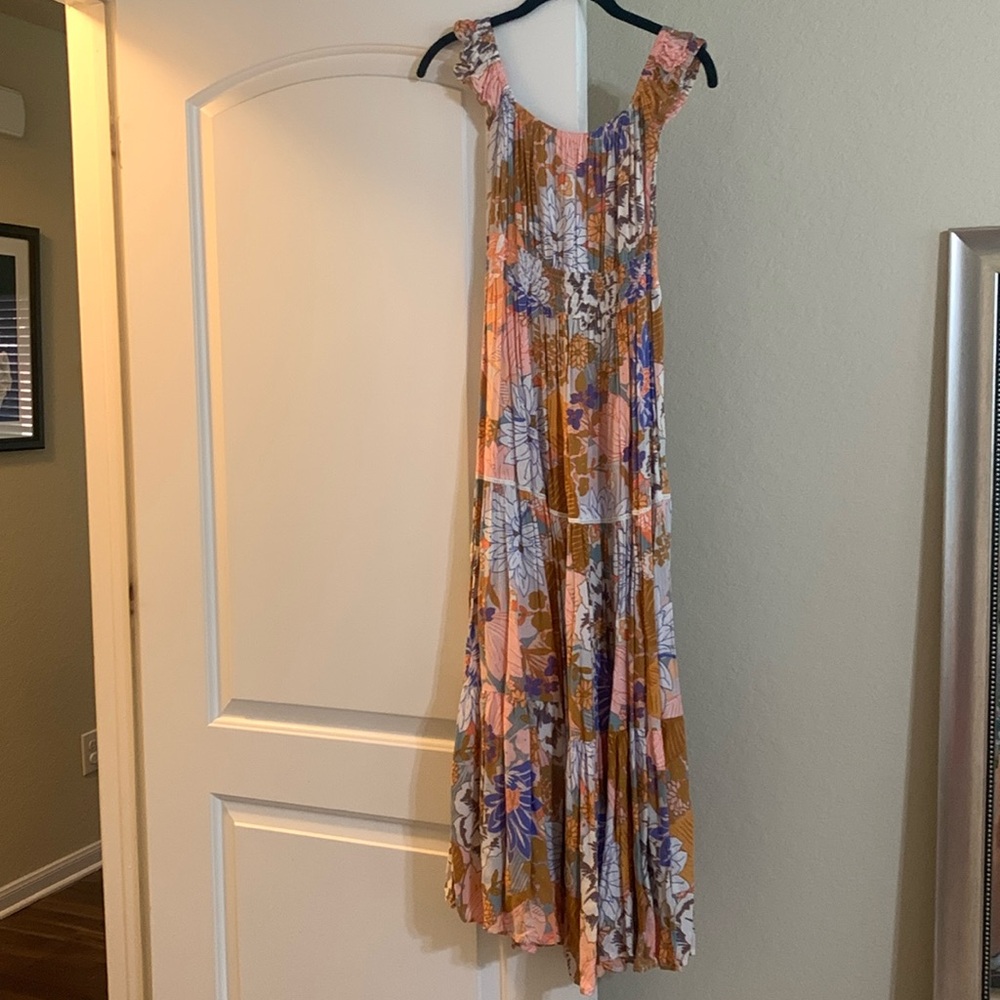 Beautiful maxi dress! Can be off the shoulder- so cute!